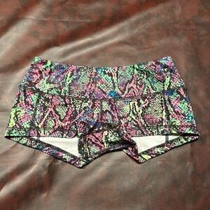 Like new FLEO low rise contour shorts. Size medium.
